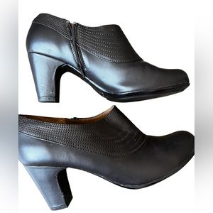 2/25$ Jaclyn Smith Brown Deacon Ankle Boots Size 9M